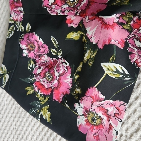 Express Floral Print Mid Rise Shortie size 8 Garden Party Feminine - Picture 8 of 8
